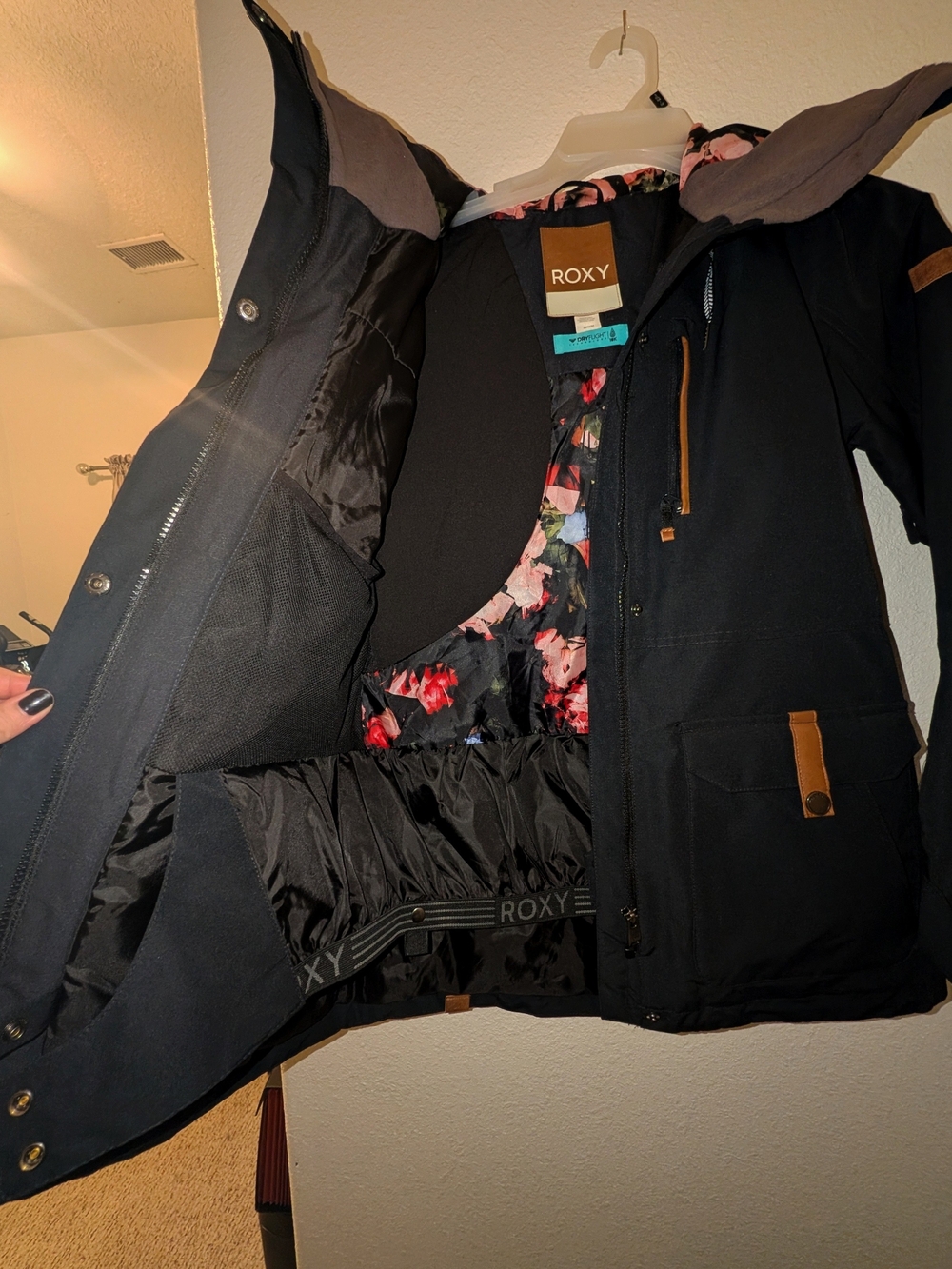 Roxy Women's Black Insulated Snowboarding Parka Used Only Once - Picture 2 of 4